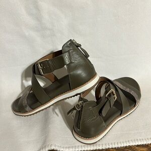 Sandals. Söfft. 8.5m. Green, snake trim. NWOT